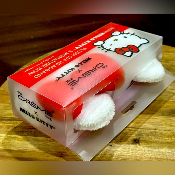 THE CREME SHOP - HELLO KITTY PLUSH SPA HEADBAND WITH SIGNATURE RED BOW - Picture 7 of 8